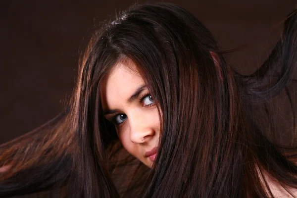 Bruneta žena se zdravými vlasy — Stock fotografie
