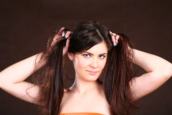 Brunette vrouw met gezonde haren — Stockfoto