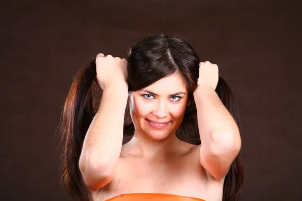 Brunetka kobieta ze zdrowymi włosami — Zdjęcie stockowe