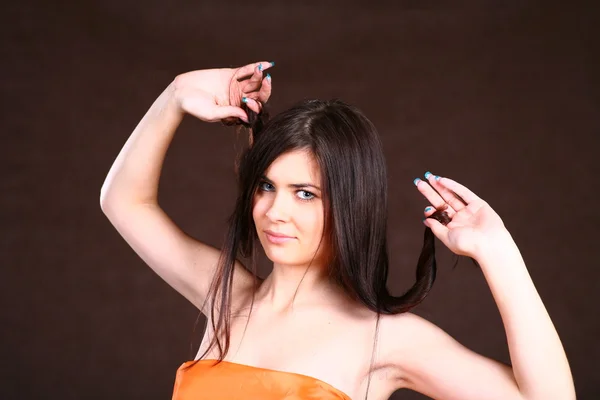 健康な髪を持つブルネットの女性 — ストック写真
