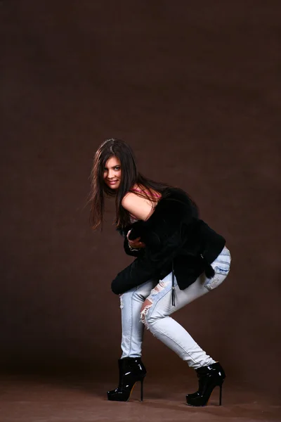Atractivo Joven Mujer Abrigo Piel Jeans Fondo Browm — Foto de Stock