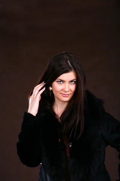 Beautiful Young Woman In A Fur Coat. — Stock Photo, Image
