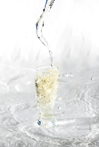 Szklanka wody na białym — Zdjęcie stockowe
