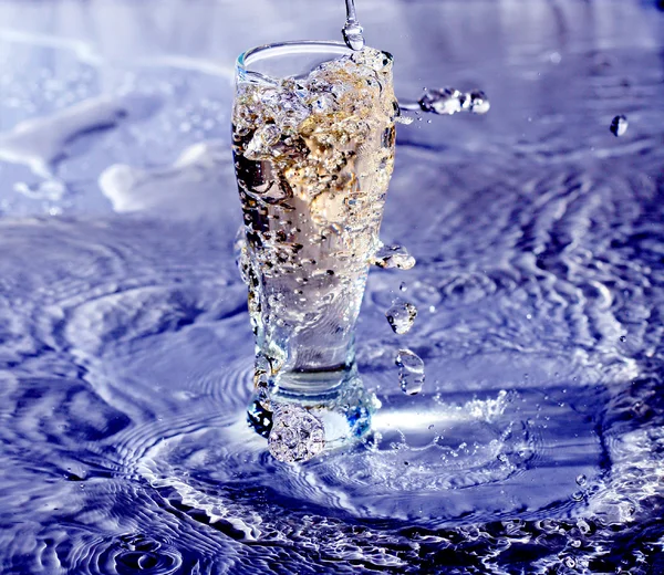 Bicchiere d'acqua su azzurro — Foto Stock
