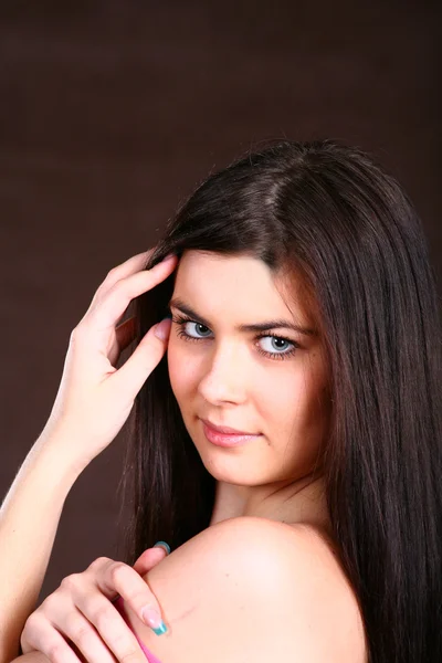 若くてきれいな女性の健康の太いストレートの髪 — ストック写真