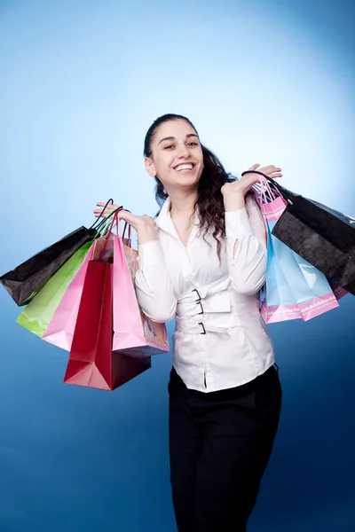 Attraktiv kvinna med shoppingväskor — Stockfoto
