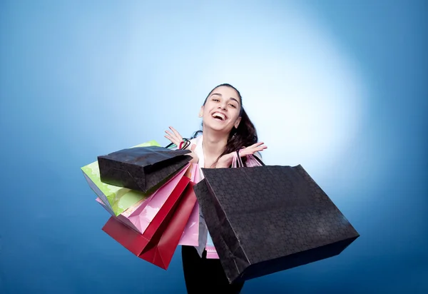 Attraktiv kvinna med shoppingväskor — Stockfoto