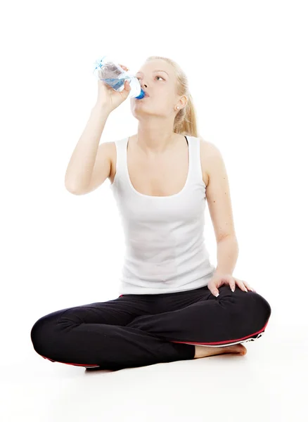 Молодая блондинка пьет воду — стоковое фото