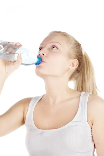 Молодая блондинка пьет воду — стоковое фото