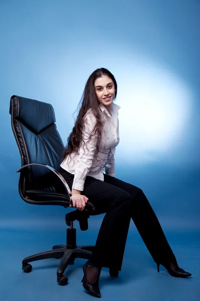 Sekretärin sitzt auf Chefsessel — Stockfoto
