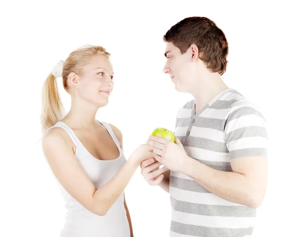 Νεαρό ζευγάρι με μήλο — Φωτογραφία Αρχείου