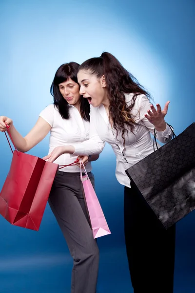 Attraktive Frauen mit Einkaufstaschen Stockbild