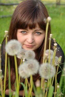 dandelions kızla Güzellik Portresi.