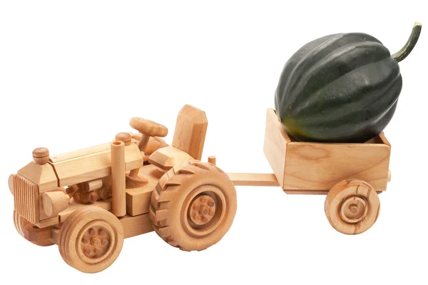 Spielzeugtraktor mit grünem Kürbis. — Stockfoto