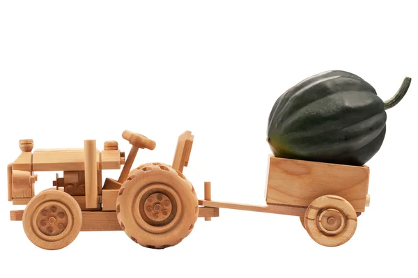 Spielzeugtraktor mit grünem Kürbis. — Stockfoto