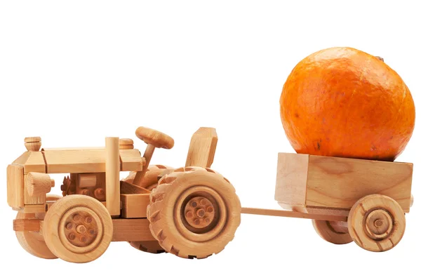 Tractor de juguete con calabaza naranja . — Foto de Stock