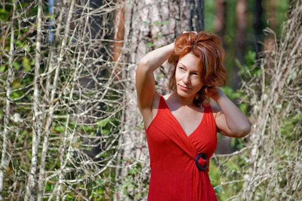 Portrait of woman in nature — Stock Photo, Image