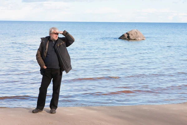Mann mittleren Alters am Meer. — Stockfoto