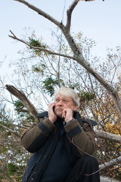 Érett, középkorú férfi erdő. — Stock Fotó