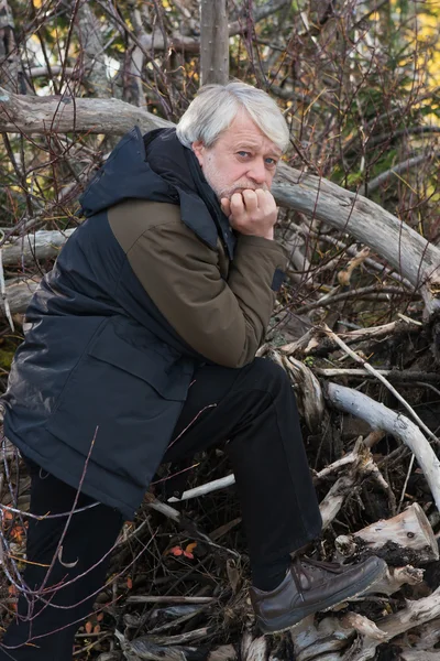 Mężczyzna w średnim wieku w lesie. — Zdjęcie stockowe