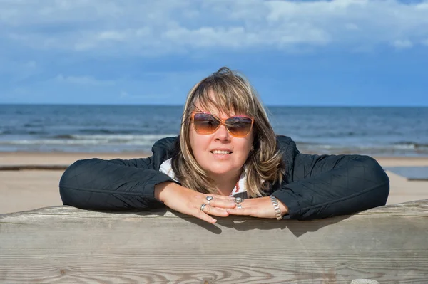 Donna rilassante al mare . — Foto Stock