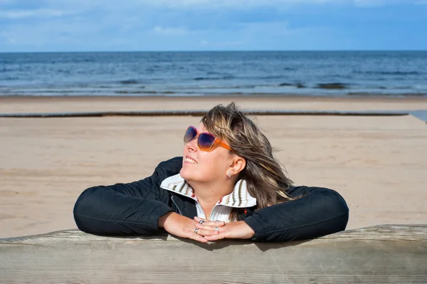 Woman relaxing at the sea. — Stock Photo, Image