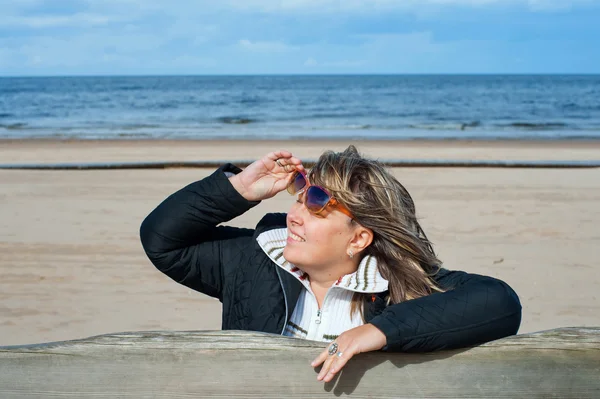 Donna rilassante al mare . — Foto Stock
