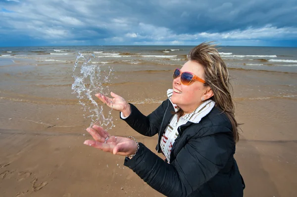 Взрослая женщина у моря — стоковое фото