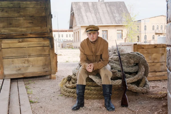 Фото в стиле ретро с солдатом, сидящим на веревке — стоковое фото