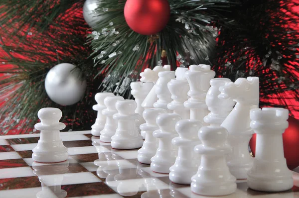 Start. witte Schaken in decoratie van Kerstmis — Stockfoto