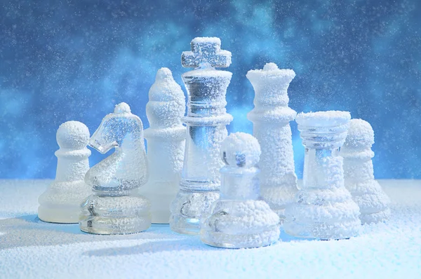 Schachfiguren unter Schnee Stockfoto