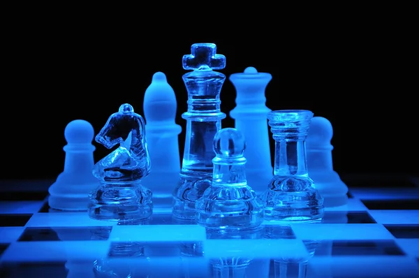 Glasschachfiguren Auf Dem Schachfeld Dunkeln — Stockfoto