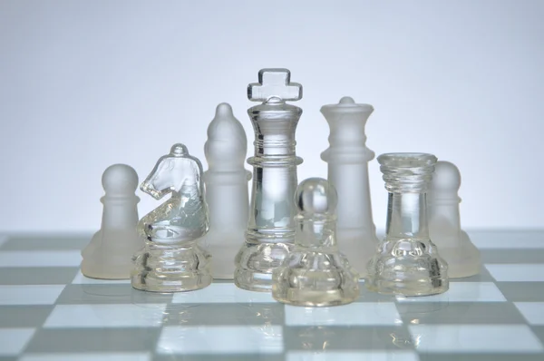Стеклянные Фигуры Шахматном Поле — стоковое фото