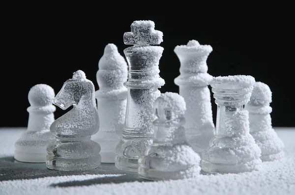 Schachfiguren unter Schnee — Stockfoto