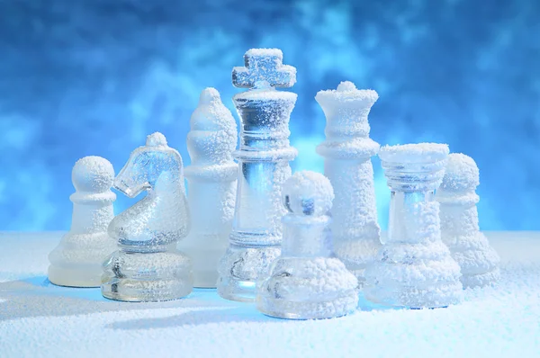 Figuras de xadrez sob neve Imagens Royalty-Free