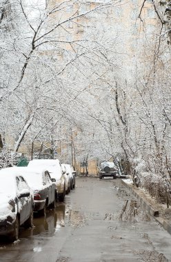 otomobil park yerinde geliştirmek görünümünde kar kaplı