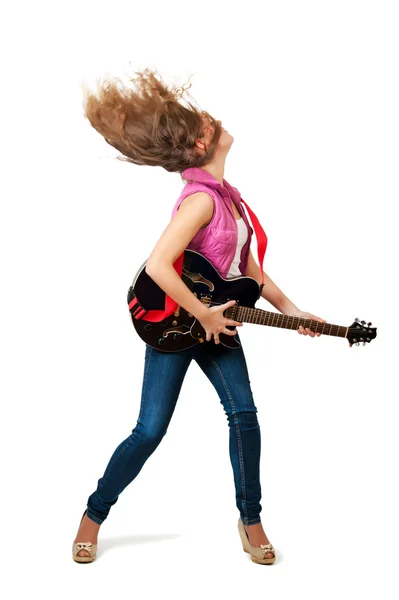 Молодая девушка с гитарой — стоковое фото