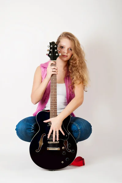 Молодая Девушка Гитарой Белом Фоне — стоковое фото