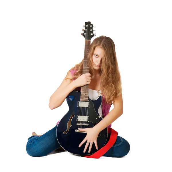 Молода дівчина з гітарою — стокове фото