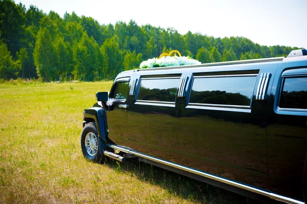 Foto Mostra Una Limousine Nera Ornata Con Fedi Nuziali Immagini Stock Royalty Free