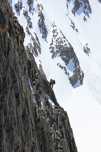 Альпинист на маршруте — стоковое фото