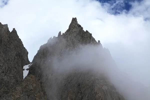 Fels und Wolke — Stockfoto