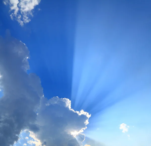 Wolken und Sonnenlicht — Stockfoto