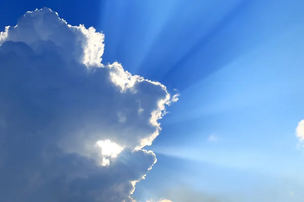 Wolken und Sonnenlicht — Stockfoto
