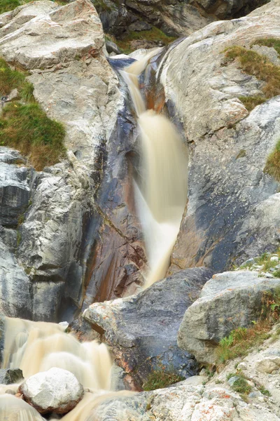 Грязный водопад — стоковое фото
