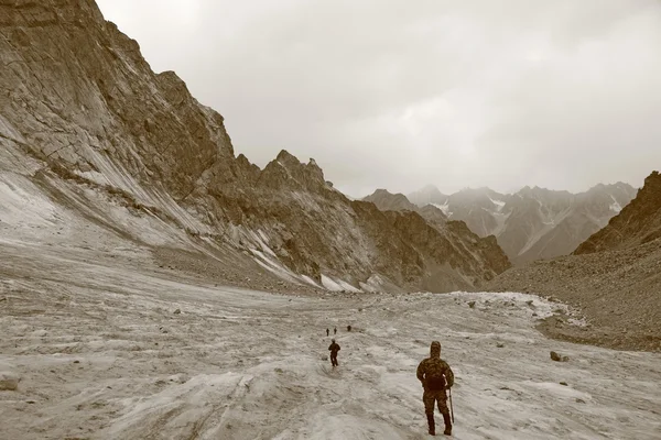 在冰川上的登山者 — 图库照片
