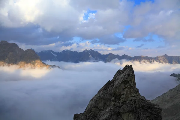 Sabah yüksek dağlar — Stok fotoğraf