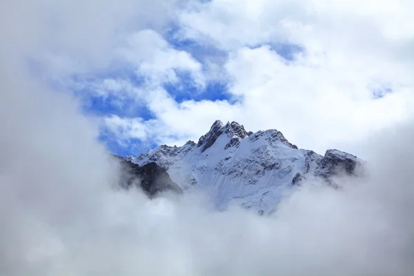 白雪皑皑的高峰 — 图库照片