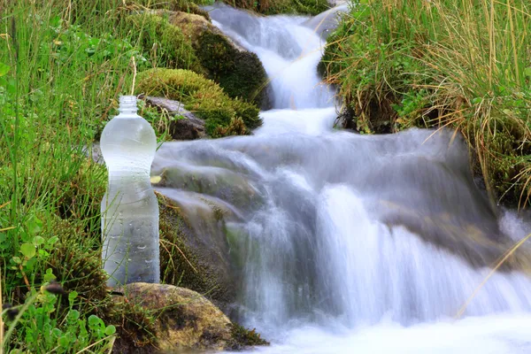 Garrafa plástica com água limpa — Fotografia de Stock