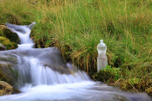 Пластикова пляшка з чистою водою — стокове фото
